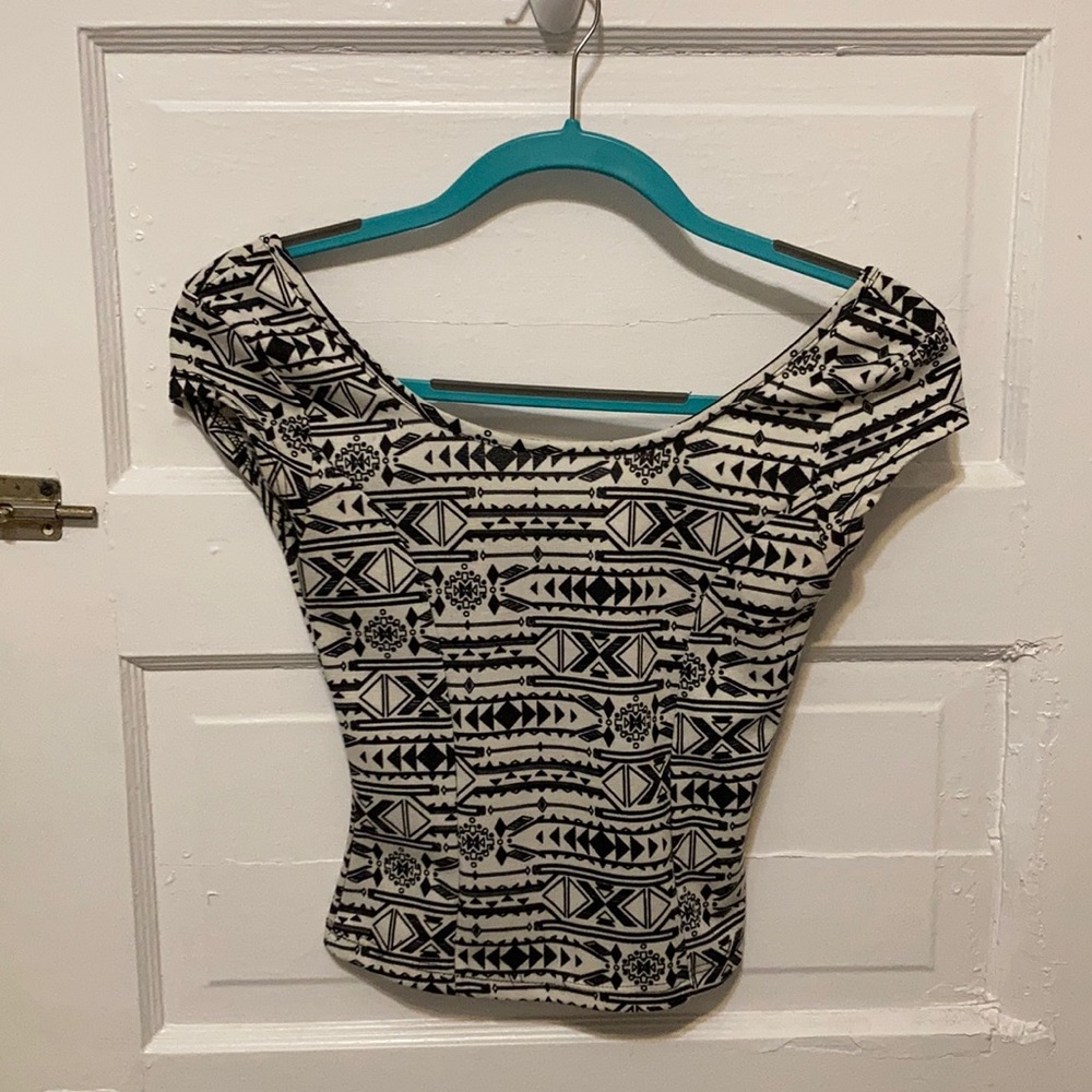 XS black/white pattern short sleeve crop top